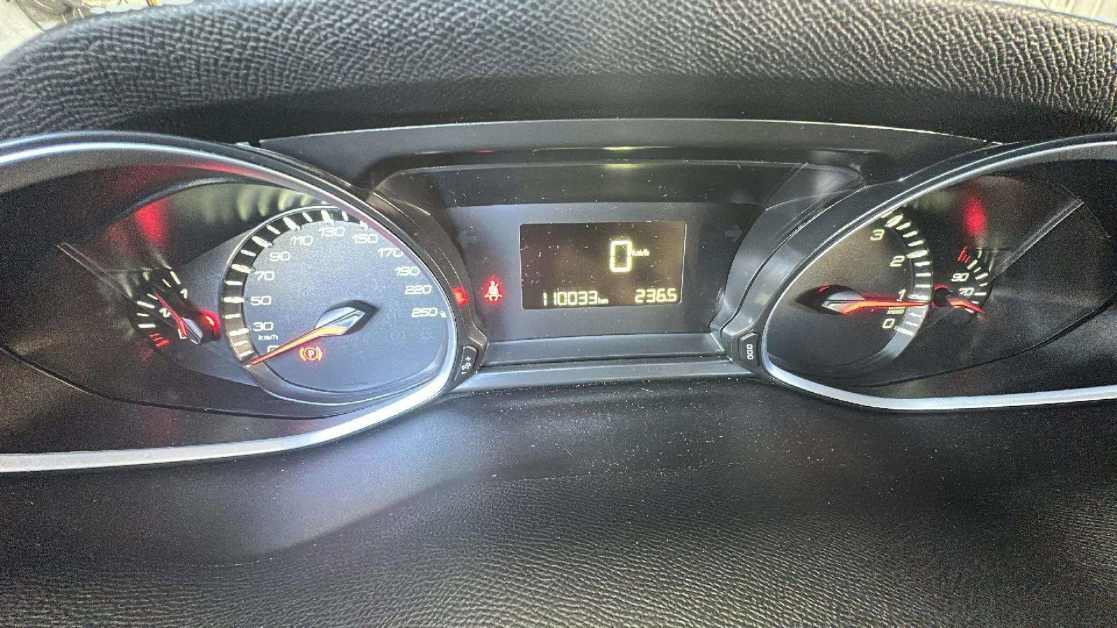 https://cdn-flexicar.caraffinity.it/public_appraisal_images_pro/images/stock/183398/HJJW3MlieR__2_9_Interior_peugeot _d832939cbbc74ac1a51cb5e44fea915d_Interior_9.jpeg.jpg